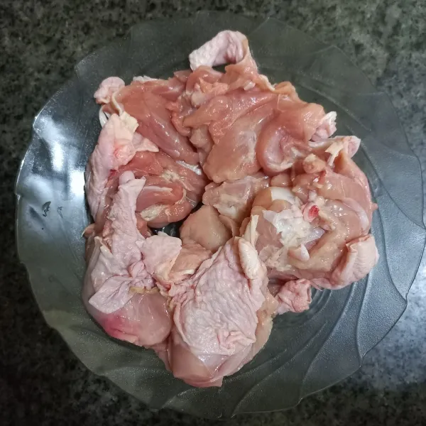 Siapkan paha ayam tanpa tulang.