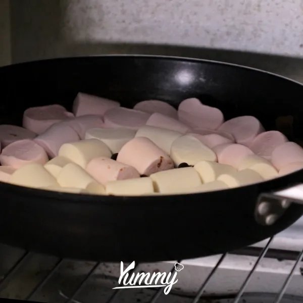 Masukkan di oven dengan suhu 250 derajat selama kurang lebih 15 menit. Keluarkan dari oven kemudian torch bagian permukaan marshmallow sampai coklat keemasan.