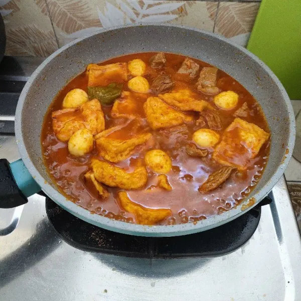 Koreksi rasa. Masak sampai bumbu meresap. Angkat.