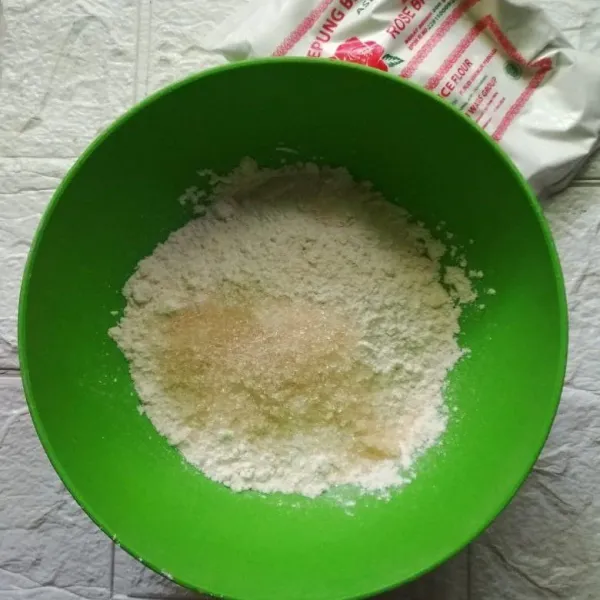 Dalam bowl campur tepung terigu, tepung beras, vanilli susu, gula pasir dan garam. Aduk rata.