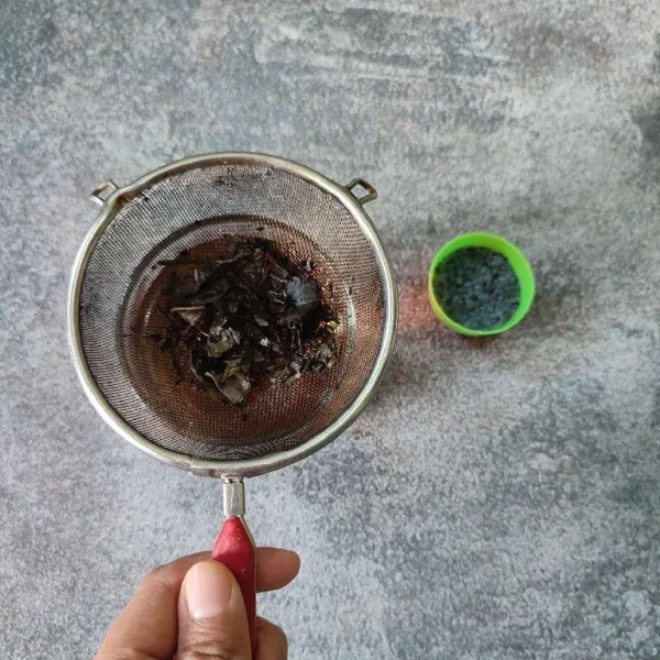 Biarkan uap panasnya sedikit hilang, kemudian saring teh ke dalam gelas saji.