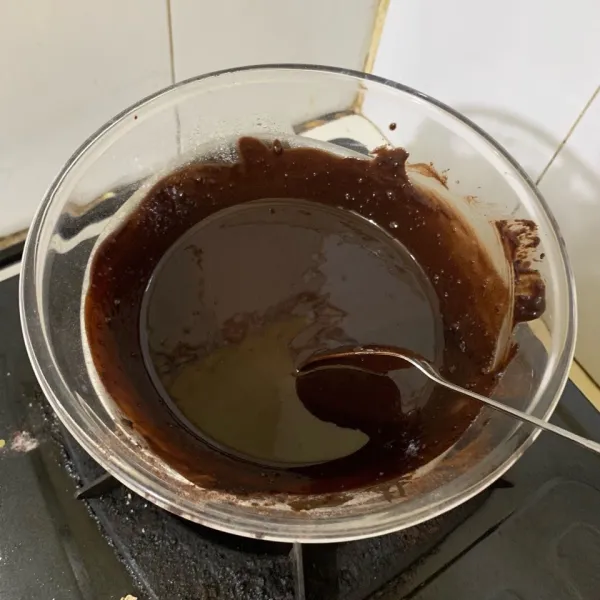 Campur dan aduk campuran cokelat di atas panci berisi air mendidih hingga tercampur rata. Pindahkan cokelat ke dalam gelas.