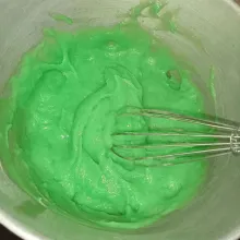 Nyalakan kompor, masak hunkwe dengan api sedang sambil terus diaduk hingga meletup letup menjadi adonan, aduk cepat dan matikan api.