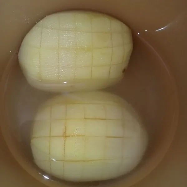 Rendam kentang dengan bahan marinasi selama 10 menit.