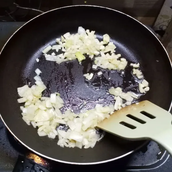 Panaskan sedikit minyak goreng. Tumis bawang putih dan bawang bombai sampai harum.