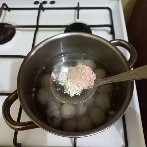 Tambahkan garam, kaldu jamur dan merica bubuk, masak hingga matang.
