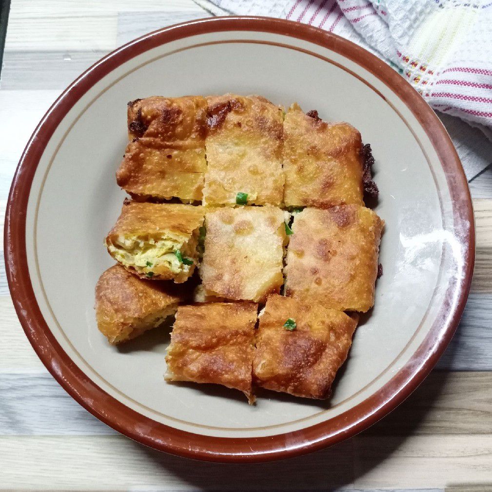 Proses penggorengan martabak telur rumahan