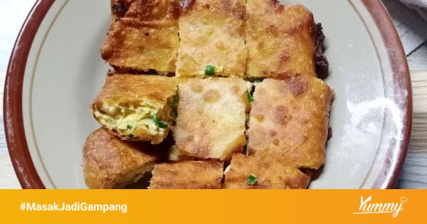 Proses penggorengan martabak telur rumahan