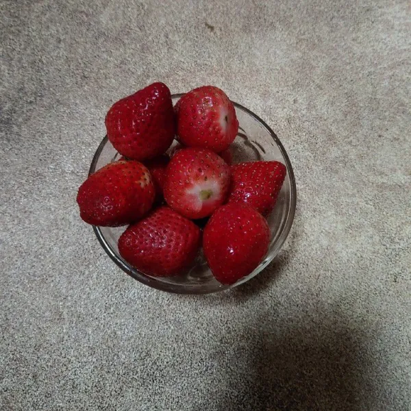 Cuci bersih buah strawberry.