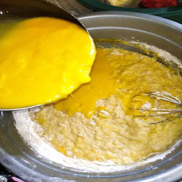 Bila sudah tercampur rata, masukkan margarin, lalu masukkan semua sisa tepung dan susu bubuk.