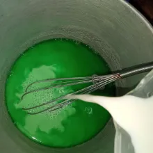 Tuang susu cair full cream ke dalam panci.