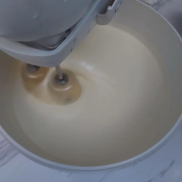 Mixer telur, emulsifier, gula dan vanila dengan kec.tinggi sampai pucat dan berjejak.