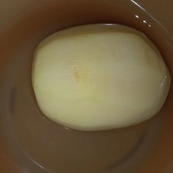 Kupas kentang kemudian rendam air supaya tidak mudah hitam.