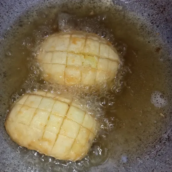 Panaskan minyak secukupnya lalu masukkan kentang dan goreng kentang hingga kering kuning keemasan angkat dan tiriskan. Sajikan dengan campuran saus dan mayonaise. Yummy.