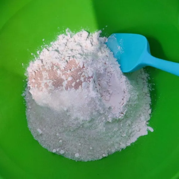 Masukkan tepung terigu, gula dan ragi instan ke dalam wadah. Aduk rata.