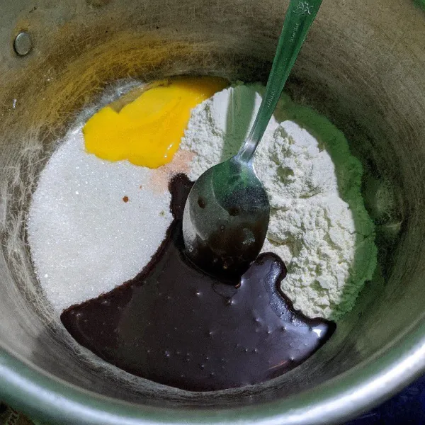 Campurkan susu bubuk, kental manis, gula pasir, kuning telur, terigu dan garam dalam panci.