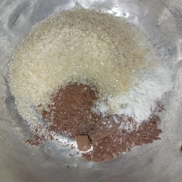 Campur gula jelly plain dan jelly cokelat ke dalam panci.