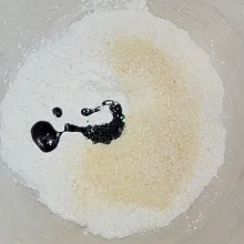 Masukkan gula, pasta pandan dan tepung hunkwe ke dalam panci.