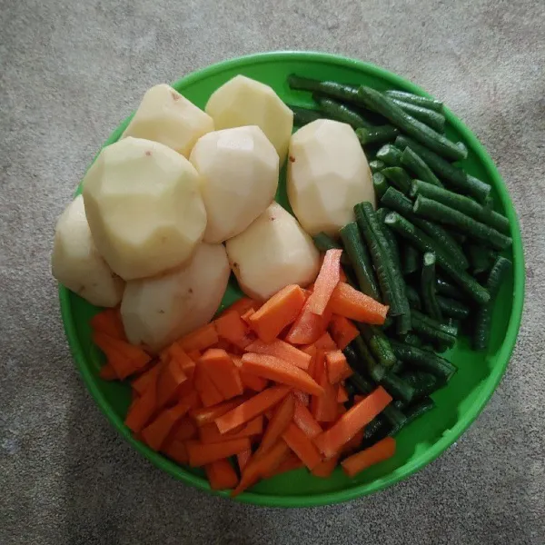 Siapkan bahan sayuran : kentang, wortel dan kacang panjang.