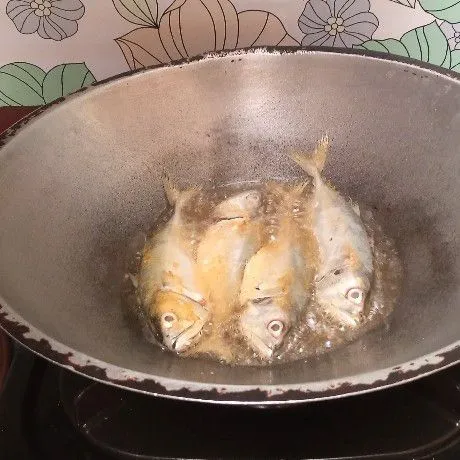 Setelah dimarinasi, goreng ikan. Setelah bagian bawah matang baru dibalik.