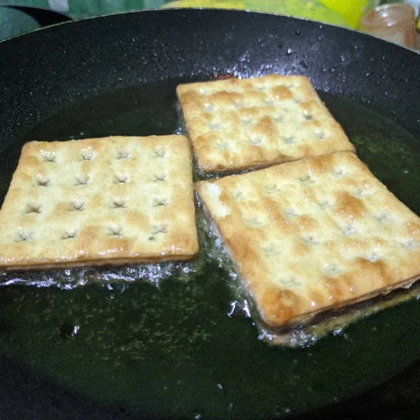 Simpan gabin sejenak dalam kulkas agar lebih padat. Panaskan minyak secukupnya, celupkan gabin ke putih telur lalu goreng sebentar hingga golden brown di kedua sisi.