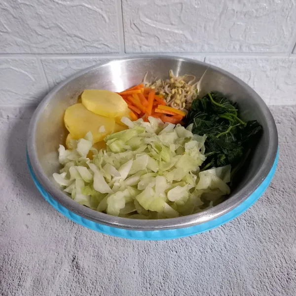 Rebus sayur-sayuran dan tiriskan.