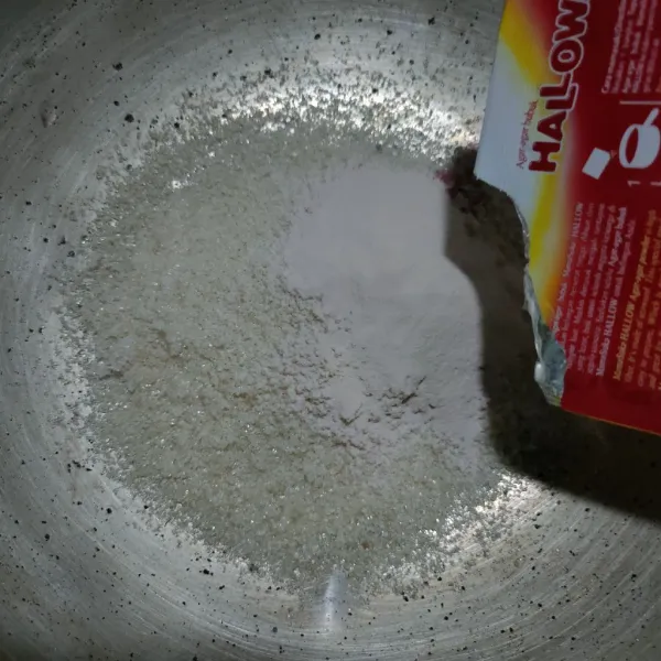 Campurkan agar-agar, garam dan gula pasir, aduk rata.