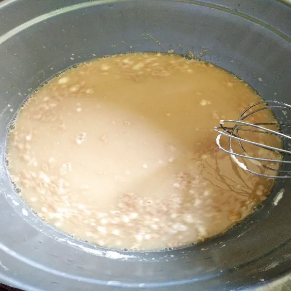 Campur 10 sdm terigu, ragi, gula dan air, aduk perlahan untuk membuat biang, setelah tercampur rata masukkan kuning telur satu persatu sambil diaduk.
