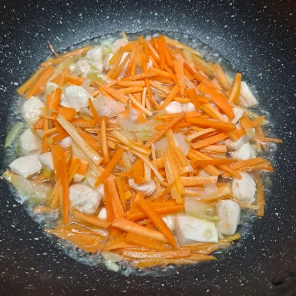 Masukkan wortel dan sedikit air, masak sampai wortel ½ matang.