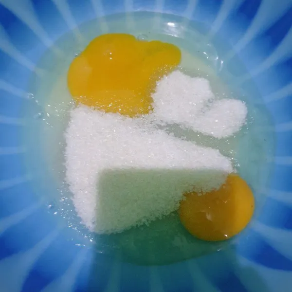 Panaskan kukusan. Aduk telur dan gula sampai gula larut.