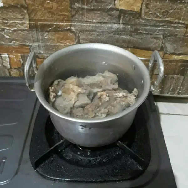 Rebus daging sapi hingga empuk lalu ambil dan tiriskan daging. Sisihkan air kaldu daging sekitar 1 liter.