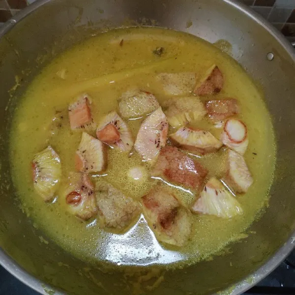 Tambahkan air lalu masukan sayur kluweh terlebih dahulu dan masak hingga kluweh empuk, kemudian masukan labu manisa dan masak hingga kuah mendidih.