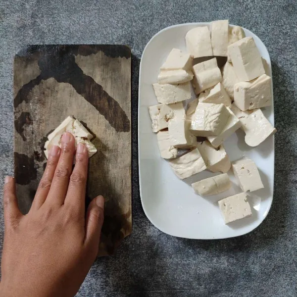 Potong-potong tahu, kemudian penyetkan.