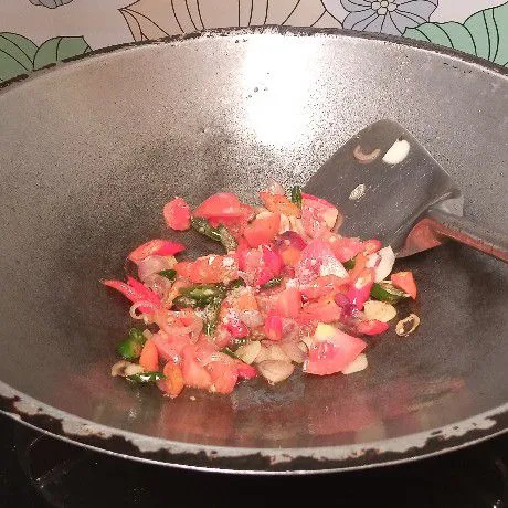 Setelah cabe dan bawang setengah  matang, baru masukkan tomat. Tambahkan garam, aduk hingga tercampur dengan merata. Masak sebentar kemudian angkat.