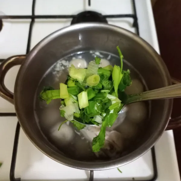Masukkan irisan bawang daun dan seledri, masak hingga layu.