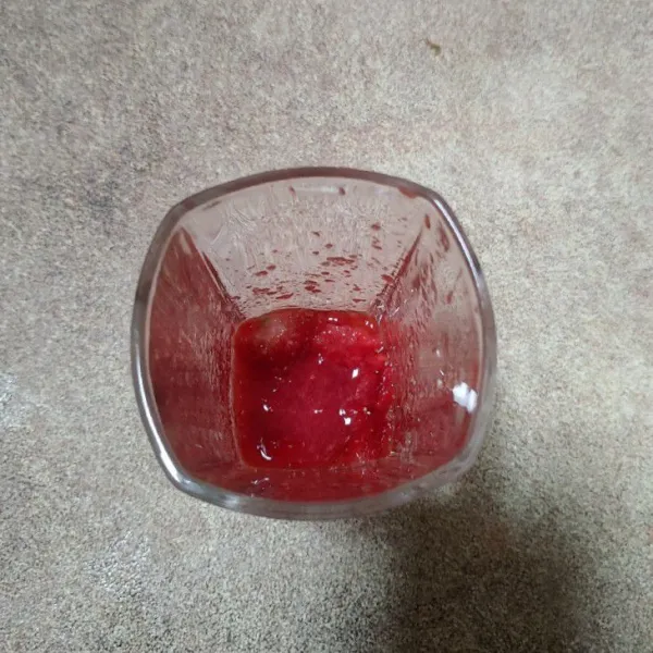 Masukan beberapa buah strawberry ke dalam gelas, tambahkan gula pasir dan tumbuk kasar.