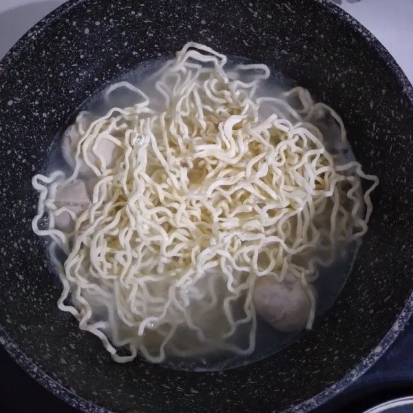 Panaskan air sampai mendidih. Rebus bakso, mie dan sawi. Jangan terlalu matang agar tidak lembek.