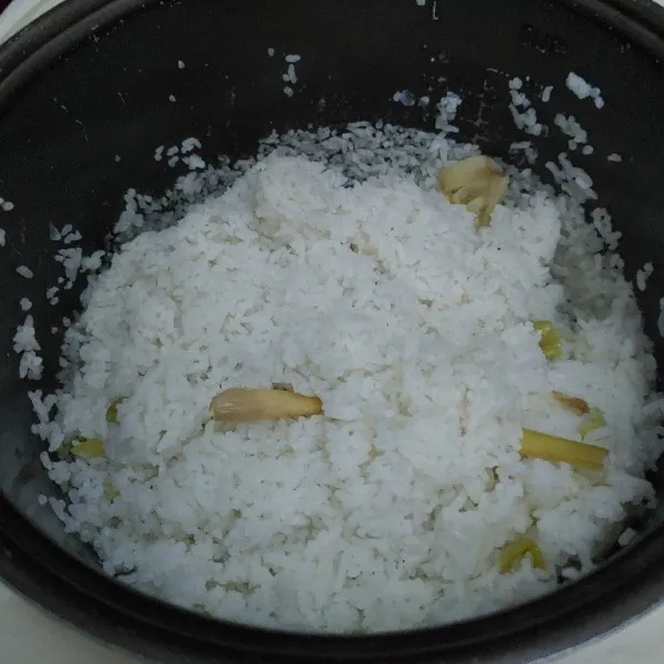 Setelah nasi matang, aduk rata agar bumbu merata.
