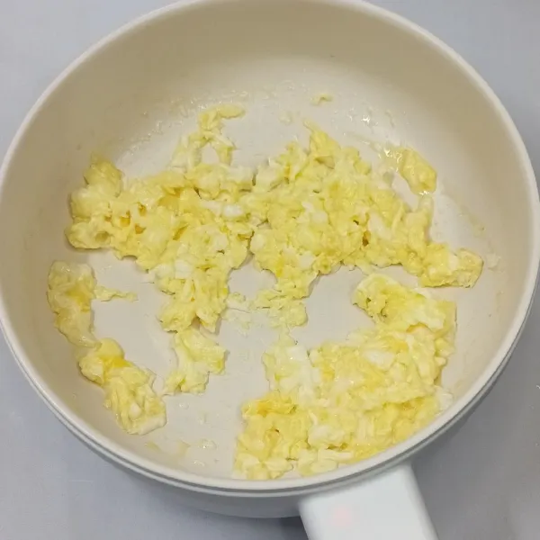 Orak-arik telur.