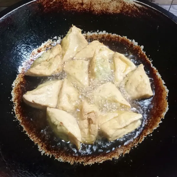 Goreng dalam minyak panas sampai matang. Angkat dan tiriskan. Siap disajikan.