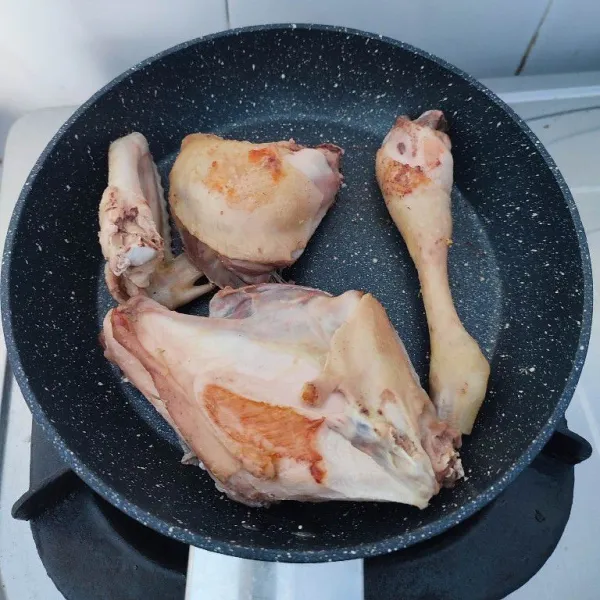 Panggang ayam di atas teflon dengan api kecil sambil dibolak-balik sampai ½ matang atau kecoklatan. Suwir-suwir dan sisihkan.