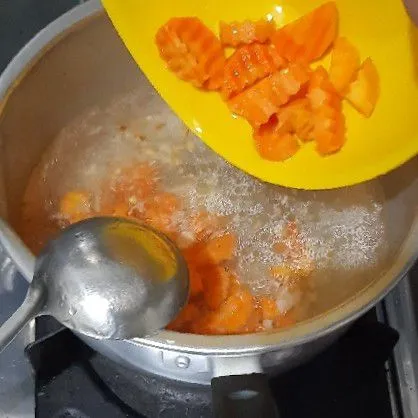 Masukkan wortel dan masak hingga 1/2 matang.