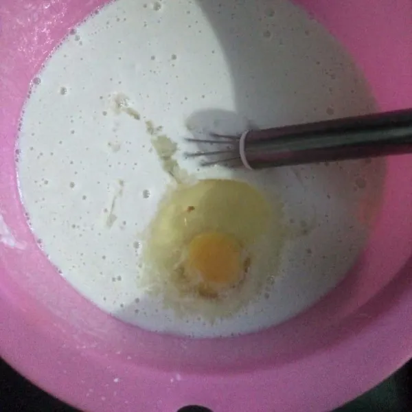 Campur semua adonan kulit, aduk rata sampai mencair lalu tambahkan telur dan minyak goreng, aduk sampai rata.