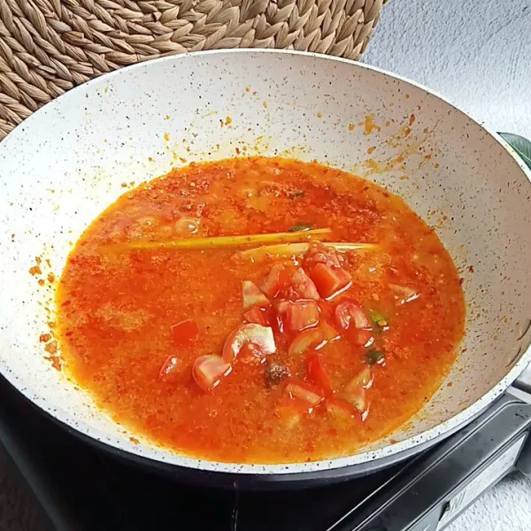 Masukkan irisan tomat.