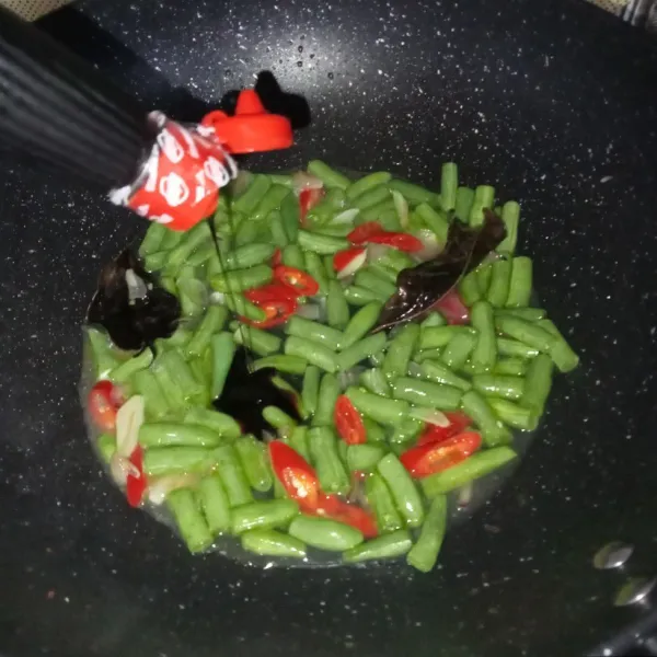 Masukkan air, saus tiram dan kecap manis, aduk rata.