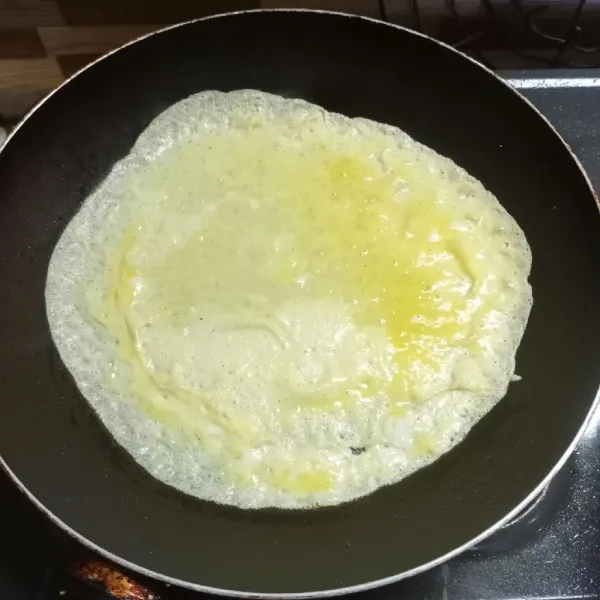 Oles teflon dengan margarin. Tuang sedikit adonan telur, ratakan. Masak sampai bagian bawah matang, kemudian balik. Masak sampai kedua sisi matang. Lakukan sampai adonan habis.