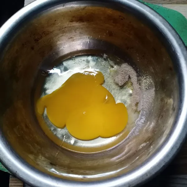 Dalam wadah masukkan telur, garam, kaldu bubuk dan lada bubuk.