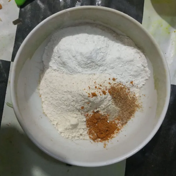 Campurkan tepung bumbu serbaguna, tepung beras, kunyit bubuk, garam, bawang putih bubuk, ketumbar bubuk, kaldu bubuk dan lada bubuk.