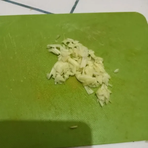 Cincang kasar bawang putih.