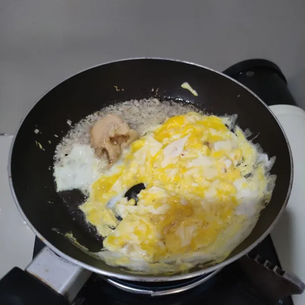 Masukan telur, aduk acak hingga telur matang.